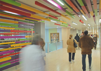 Fotografía de la entrada principal del Hospital Universitario Virgen Macarena